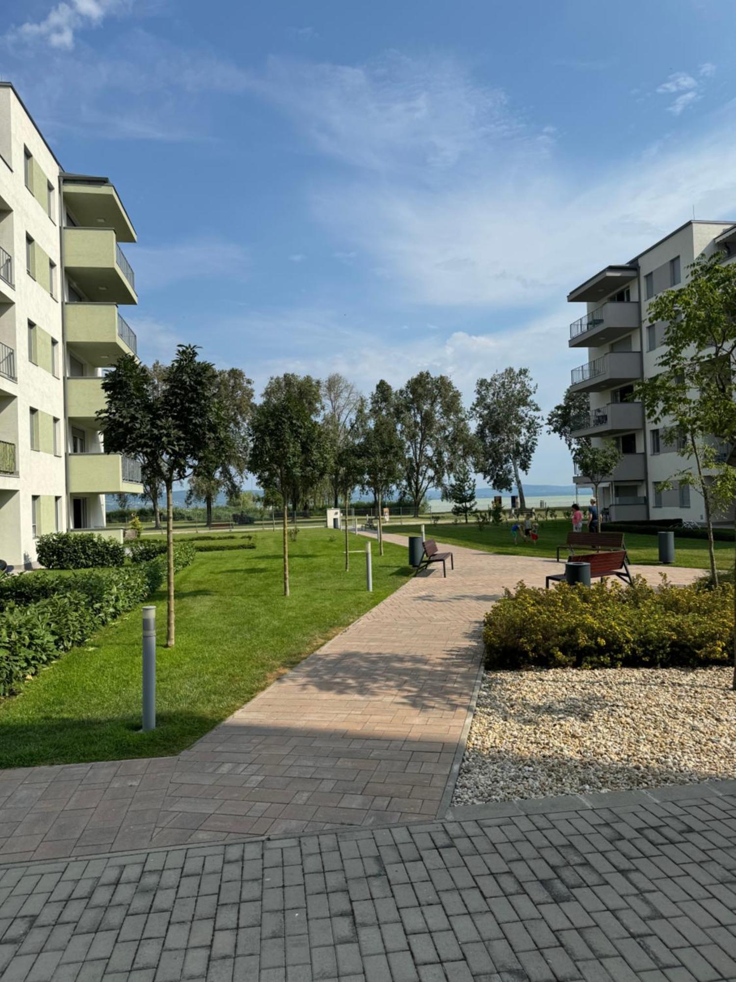 Lelle Resort Apartman Balatonlelle Eksteriør billede