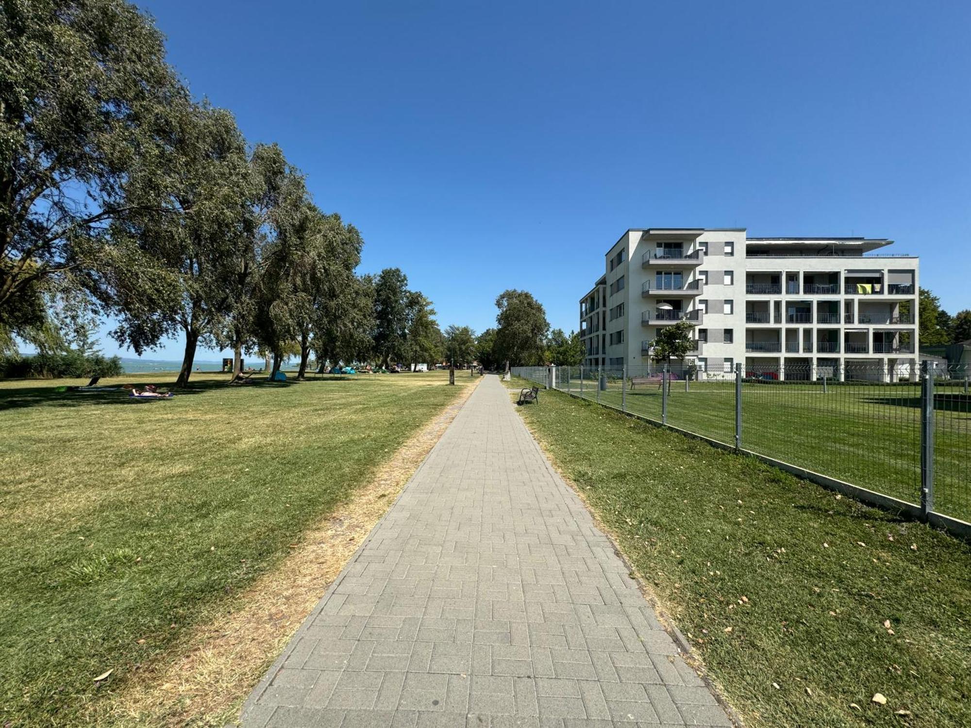 Lelle Resort Apartman Balatonlelle Eksteriør billede
